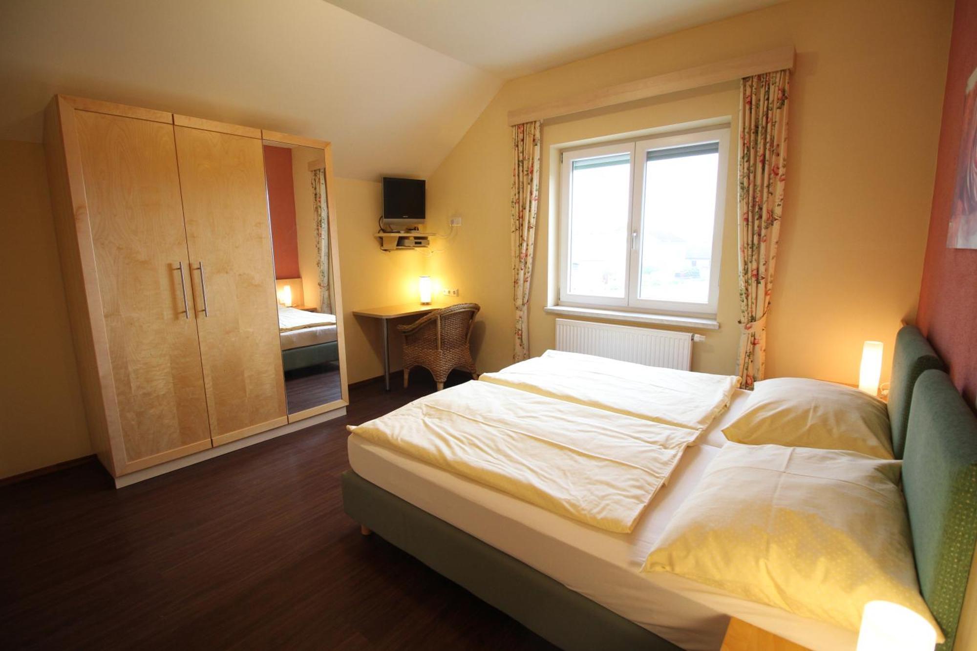 Rosenhotel - Serviced Apartments Zwentendorf 외부 사진
