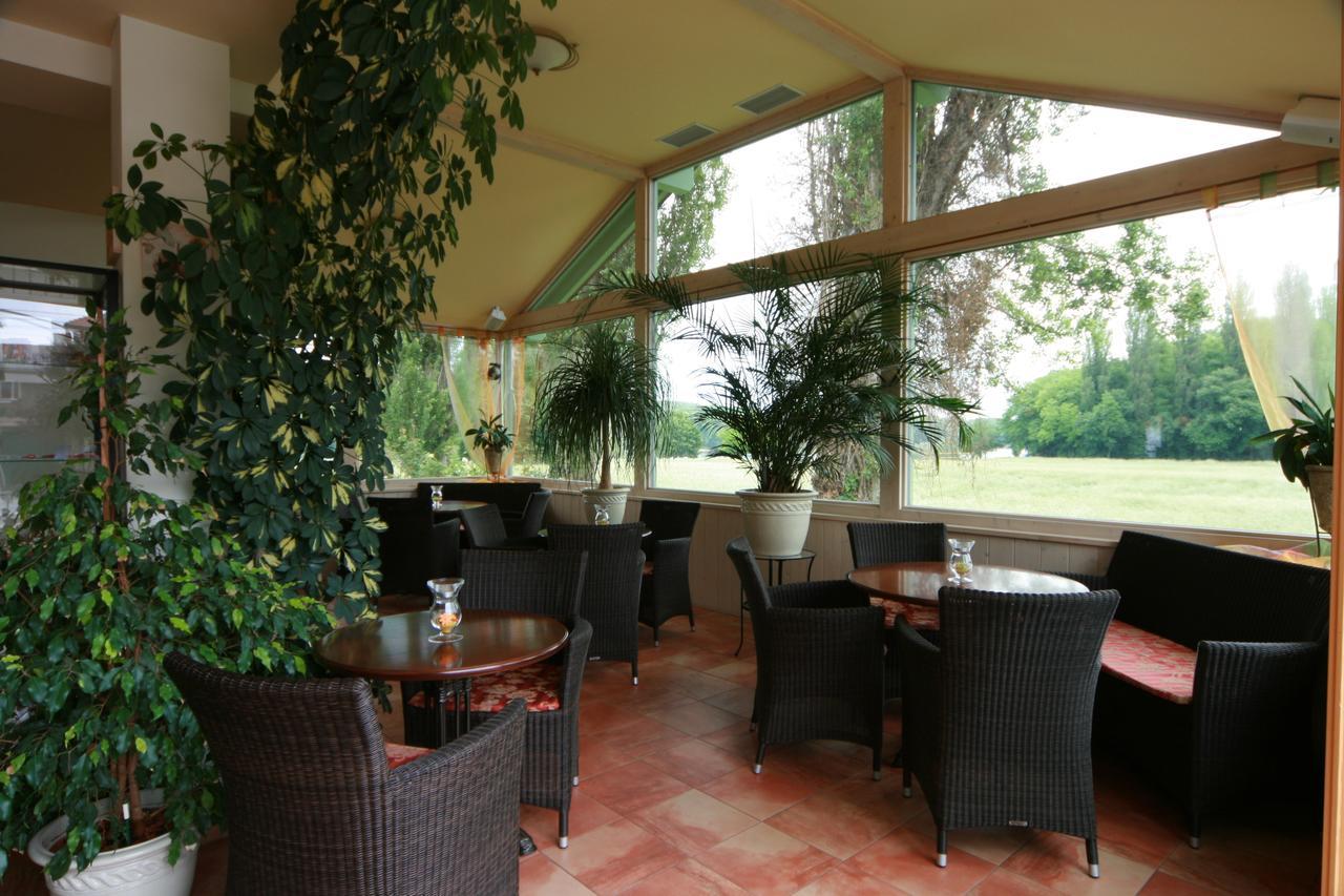 Rosenhotel - Serviced Apartments Zwentendorf 외부 사진